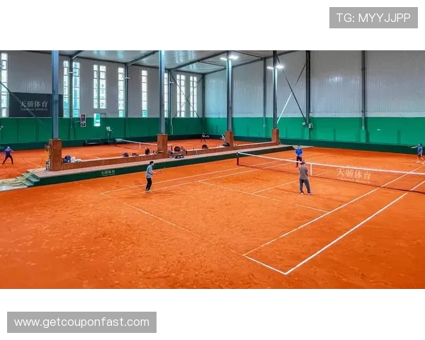 网球四大满贯赛事各具特色与历史 以硬地场地草地与红土为核心分析